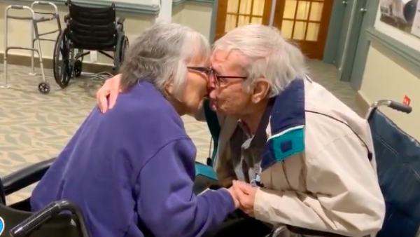 因疫情分开，美国结婚70年夫妇终重逢互诉思念