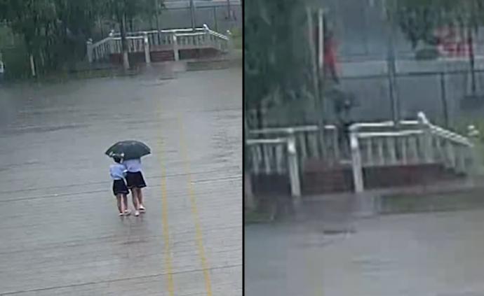 最美护旗手！小学生冒雨收国旗：不能淋湿