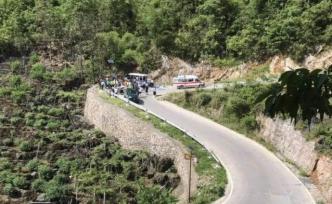 广西罗城通报一旅游观光车安全事故：失控撞上山体1死15伤