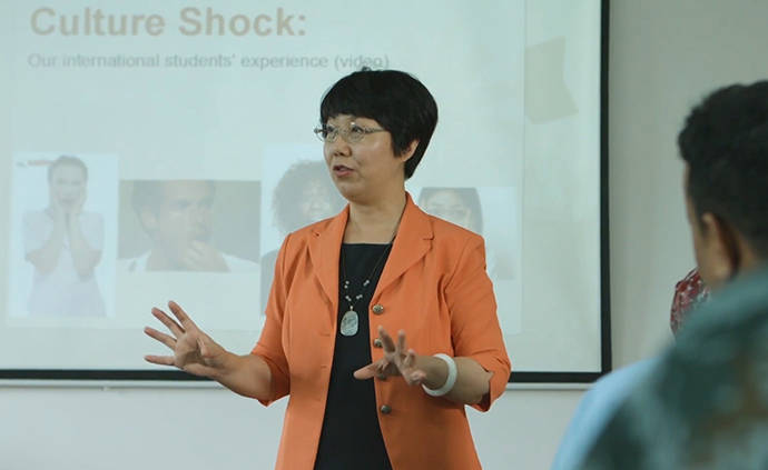 人大代表云授课:给留学生讲中国故事