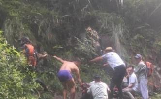 47岁女驴友玩穿越摔下山崖，一救援队员不慎跌落20米悬崖