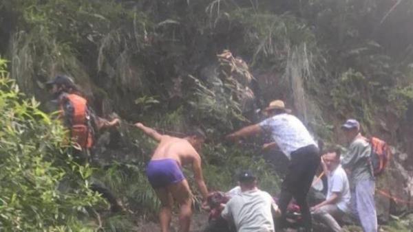 47岁女驴友玩穿越摔下山崖，一救援队员不慎跌落20米悬崖