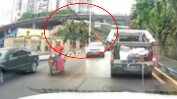 重庆一大型吊车倾倒，砸中路边线缆和汽车