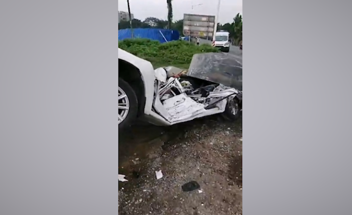 鋼卷從掛車滾落砸扁行駛轎車,2人遇難