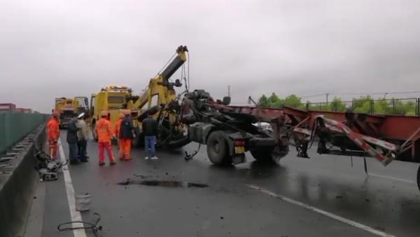 上海高速G1503事故，一辆集卡翻了！