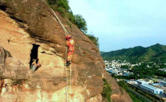 陕西商洛20岁男子闲来无事爬入崖墓被困，消防员成功解救