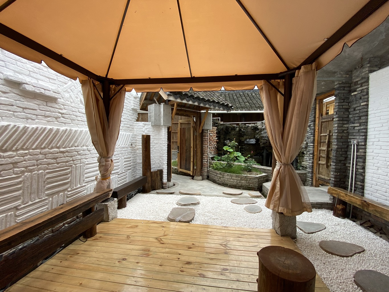 将于2020年6-7月试营业的"青檐版画民宿"的开放式套房内,旧砖瓦装饰的