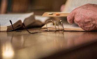 84歲天文學家卸任代表后仍忙履職，多年上書吁動物保護立法
