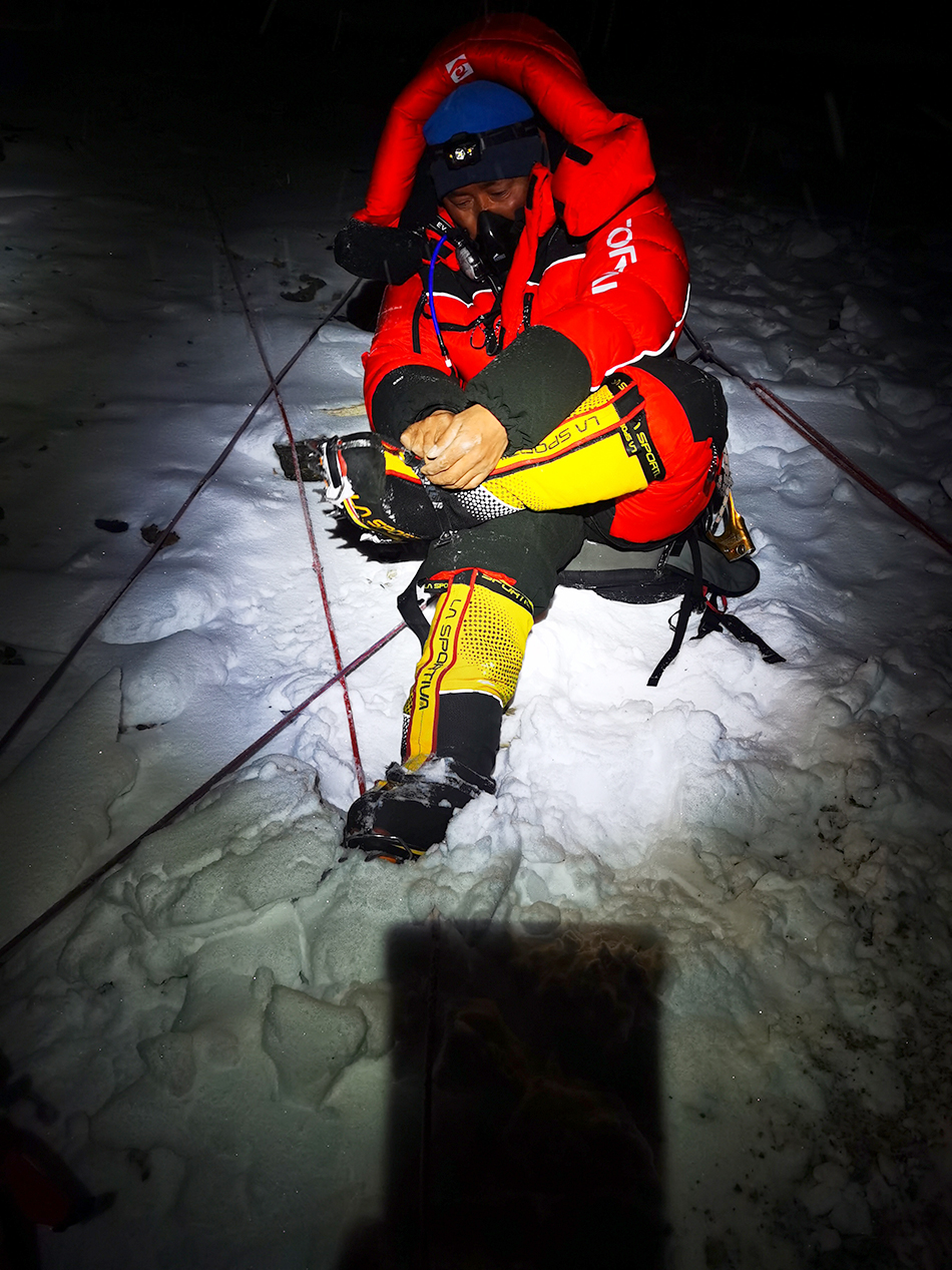 5月27日，2020珠峰高程测量登山队队员正在穿戴登山装备。
