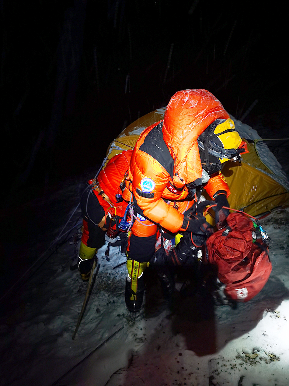 5月27日，2020珠峰高程测量登山队队员正在进行出发前的准备工作。