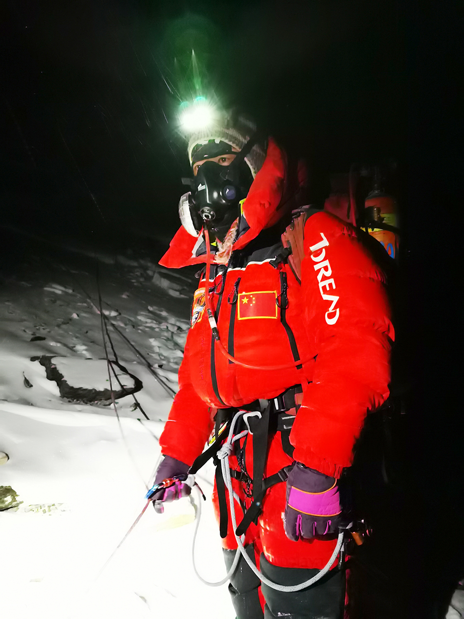 5月27日，2020珠峰高程测量登山队队员整装待发。
