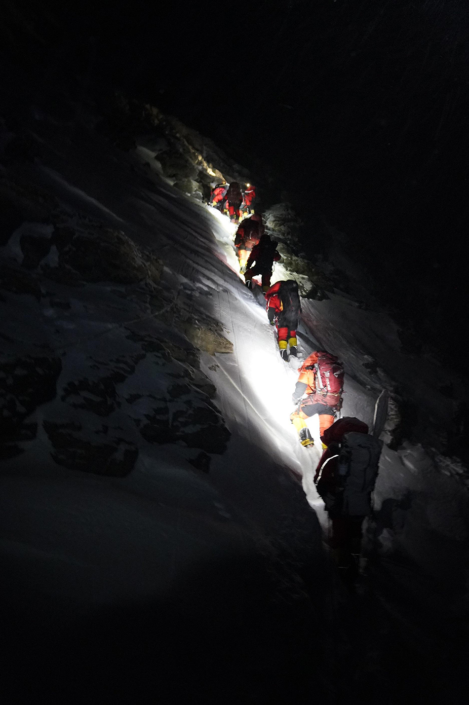 5月27日，2020珠峰高程测量登山队正在向珠峰峰顶进发。-5