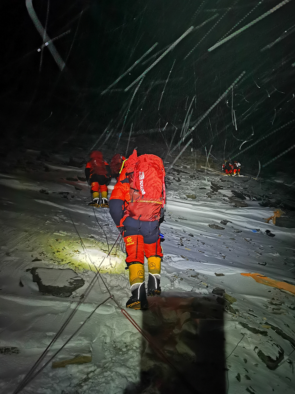5月27日，2020珠峰高程测量登山队正在向珠峰峰顶进发。-7