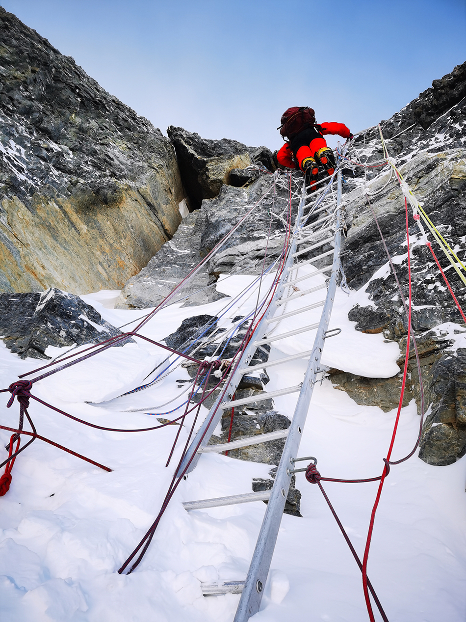 5月27日，2020珠峰高程测量登山队正在向珠峰峰顶挺进。