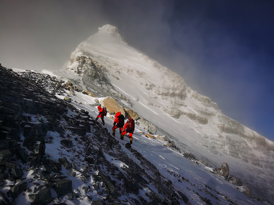 5月27日，2020珠峰高程测量登山队正在向珠峰峰顶挺进。-3