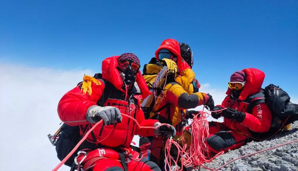 2020珠峰高程测量登山队成功登顶