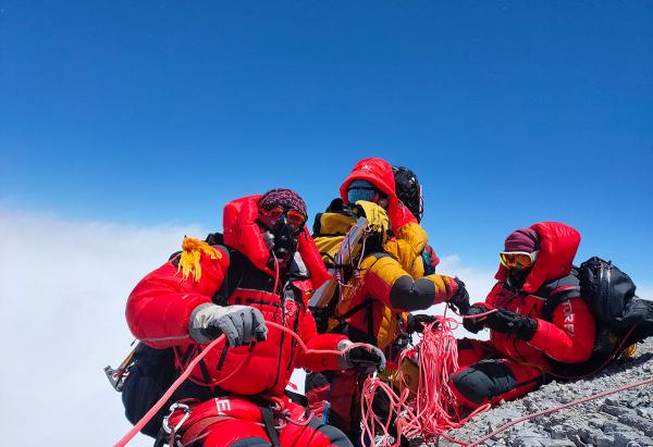 珠峰高程测量登山队成功登顶 正在直播 澎湃新闻 The Paper