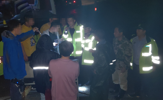 沒收手機團建越野,暴雨后18人被困6人失聯