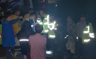 沒收手機團建越野，暴雨后18人被困6人失聯