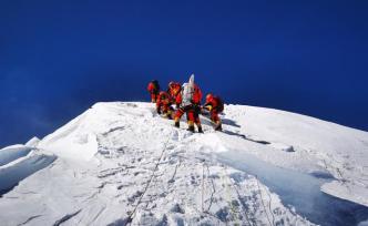 登峰测极｜2020珠峰高程测量登山队8名队员成功冲顶