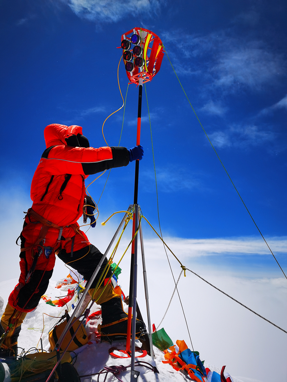 5月27日，2020珠峰高程测量登山队队员在峰顶开展测量工作。-950