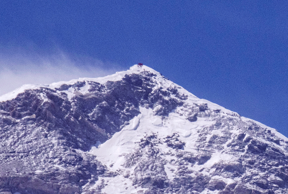 这是用超远摄镜头拍摄的正在珠峰峰顶工作的2020珠峰测量登山队队员（5月27日摄）。-950
