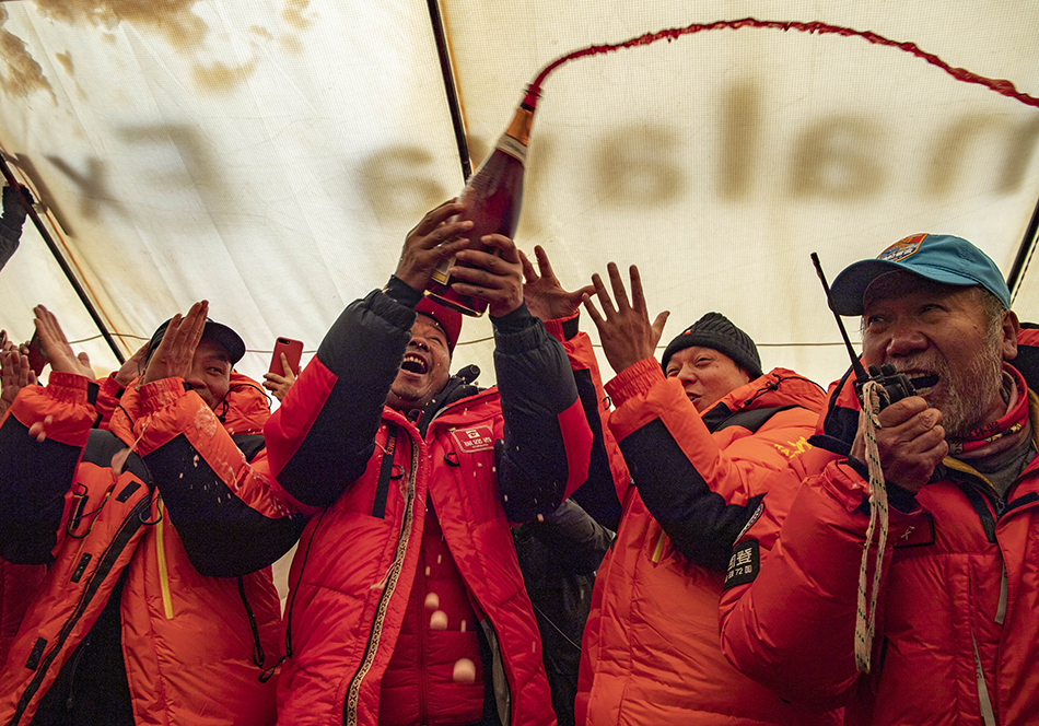 5月27日，登顶成功后，在海拔5200米的珠峰大本营，工作人员开香槟庆祝。-1