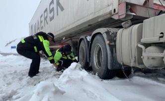货车陷雪地不能动弹，民警铲积雪帮拖出