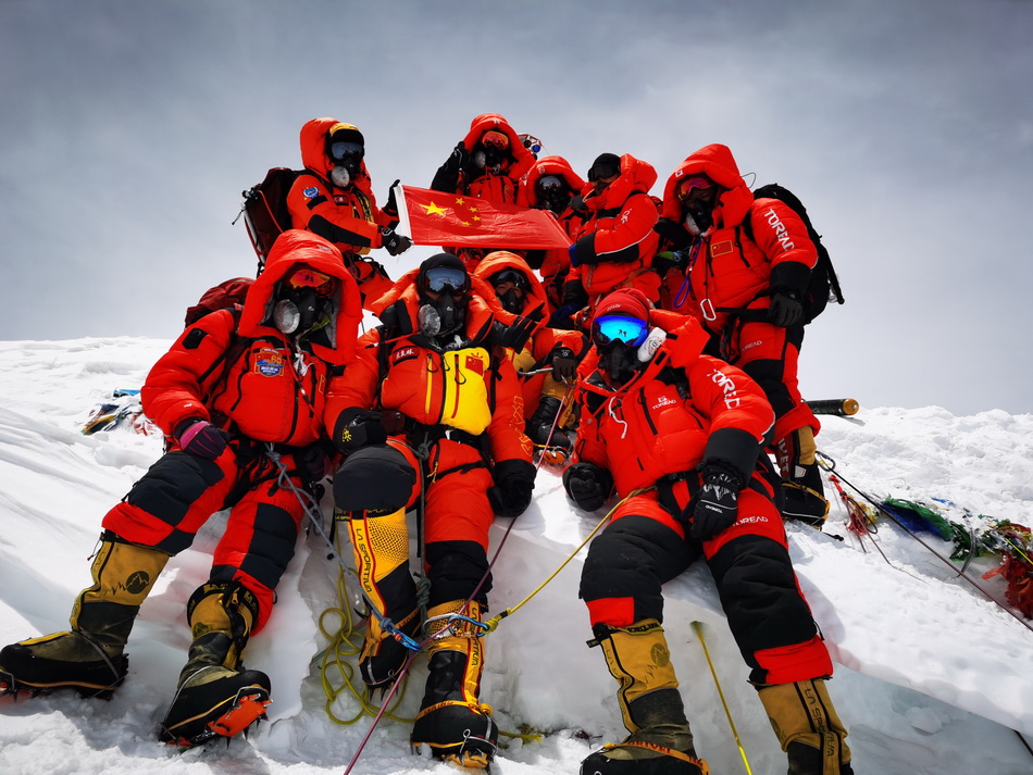5月27日，2020珠峰高程测量登山队在峰顶合影留念。-2 - 副本