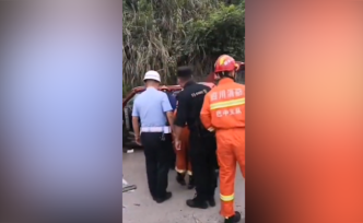 通江一小车被落石击中，车内三人一死两伤