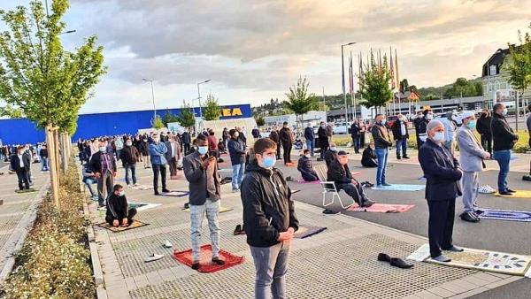德国数百穆斯林齐聚宜家停车场祷告