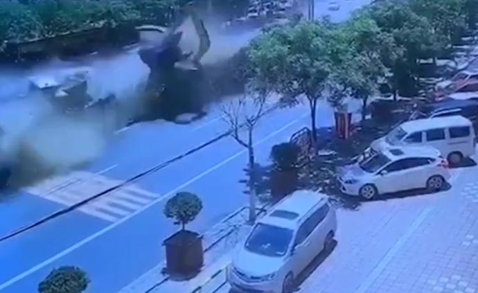 兰州南出口处半挂车撞了7车，2死7伤