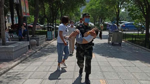 女童从车上摔下，武警冲上前抱起送医