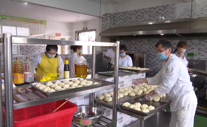 民辦小學“轉行”賣包子，體育老師配送