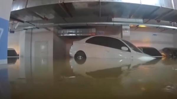 车库水浸，漂浮轿车自动倒车入库