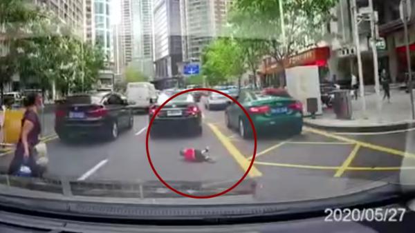 小孩突蹿出横穿马路，被轿车撞倒