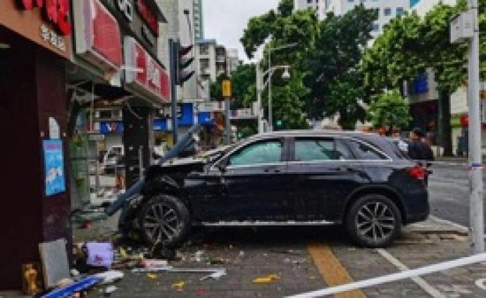 司机醉驾奔驰冲进街边便利店，女店员被困