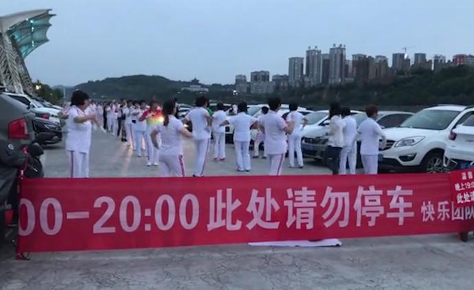 大媽拉橫幅占停車場跳舞,警方:常接報警只能勸解