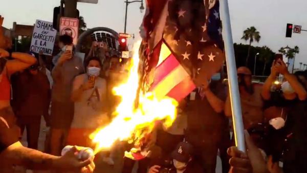 当街焚烧美国国旗，民众抗议警察暴力执法
