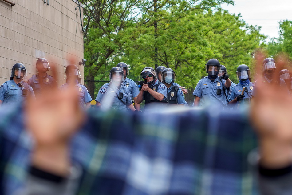 5月27日，在美国明尼阿波利斯，警察与抗议者冲突。
