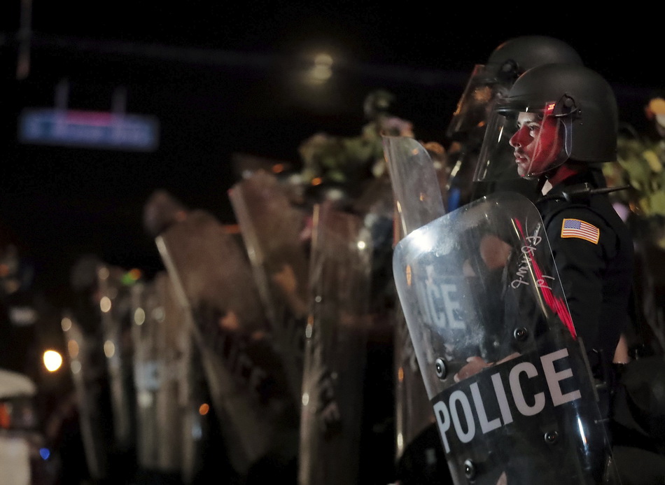 5月28日，在美国孟菲斯，警察在抗议活动附近警戒。