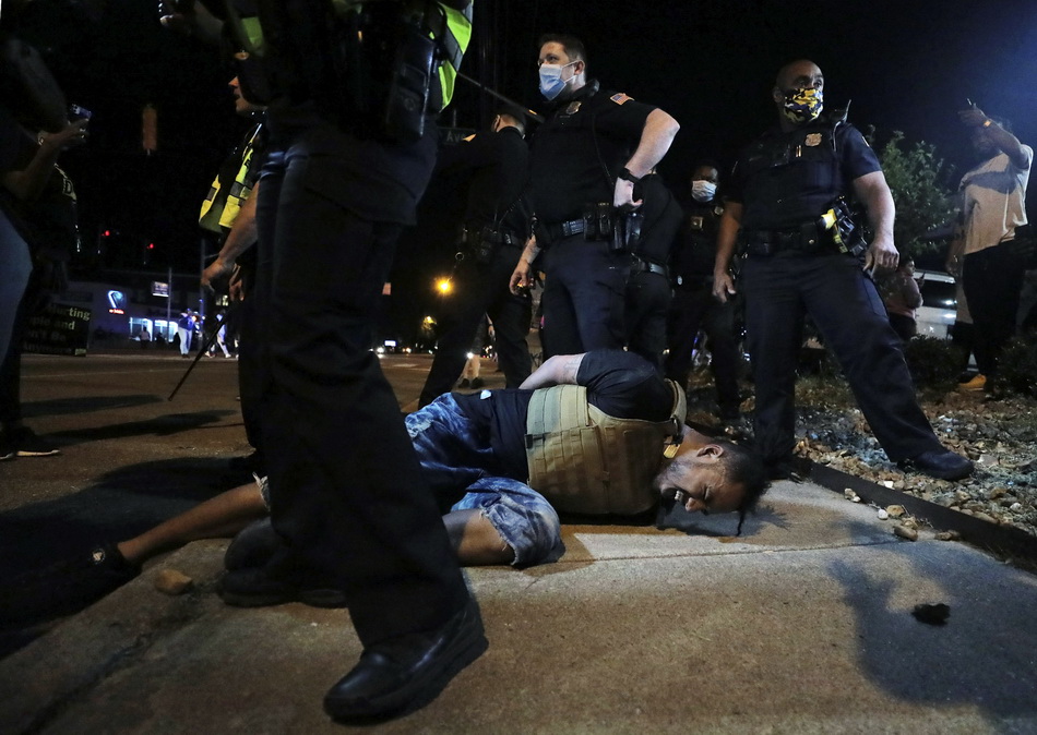 5月28日，在美国明尼阿波利斯，抗议者痛苦倒地。