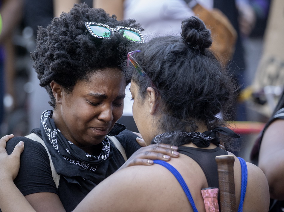 5月28日，在美国明尼阿波利斯市，抗议者集会时相互拥抱。
