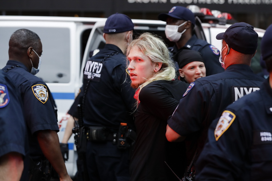 5月28日，在美国纽约，警察逮捕抗议者-2。