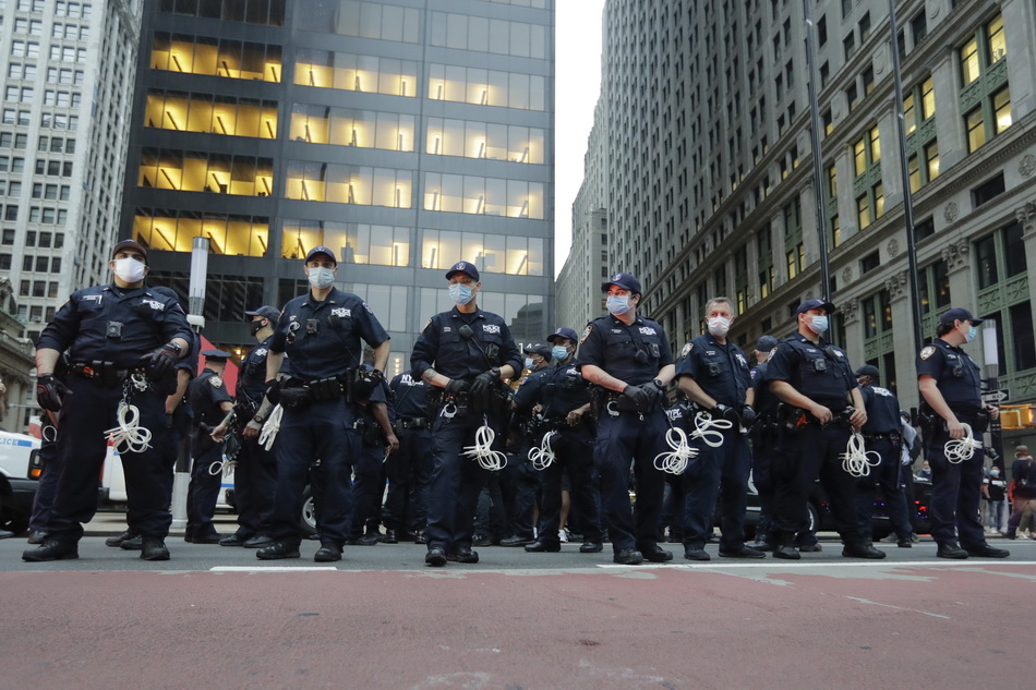5月28日，在美国纽约，警察在抗议活动现场附近警戒。