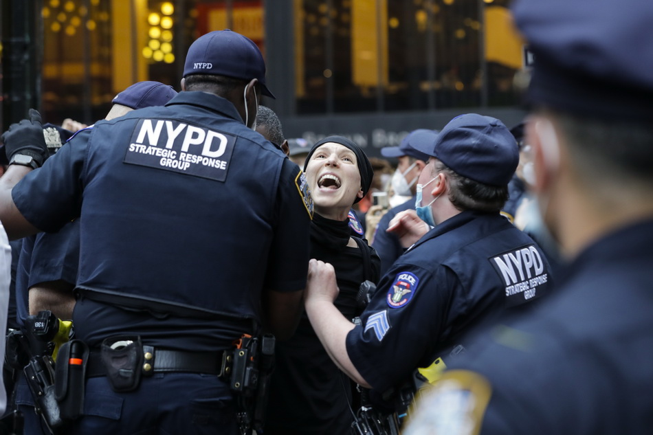 5月28日，在美国纽约，一名抗议者遭到逮捕。