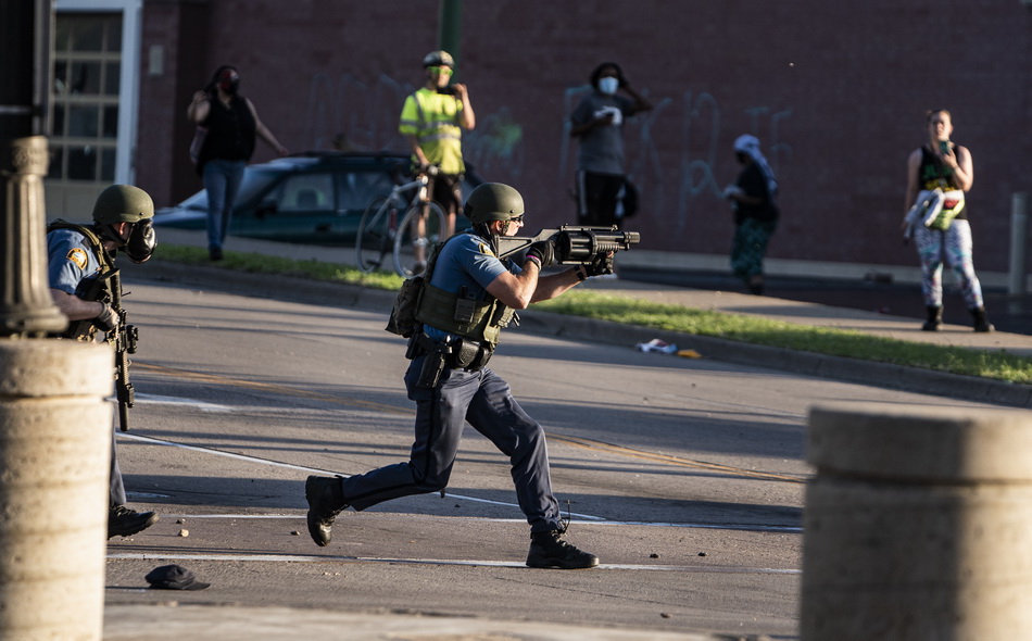 5月28日，在美国圣保罗市，警察与抗议者发生冲突。-1