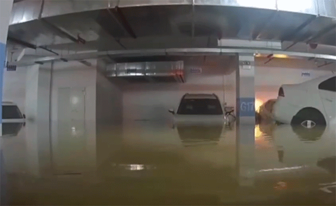 廣州一地下車庫淹水,轎車漂浮5分鐘自動倒車入庫