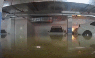 广州一地下车库淹水，轿车漂浮5分钟自动倒车入库