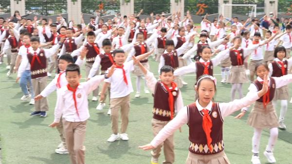 锻炼提高免疫力！小学生课间跳《卡路里》